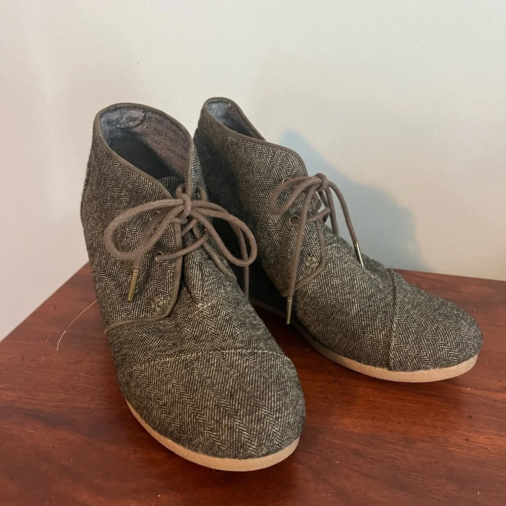 Toms Wedge Booties size 9 - Picture 2 of 4